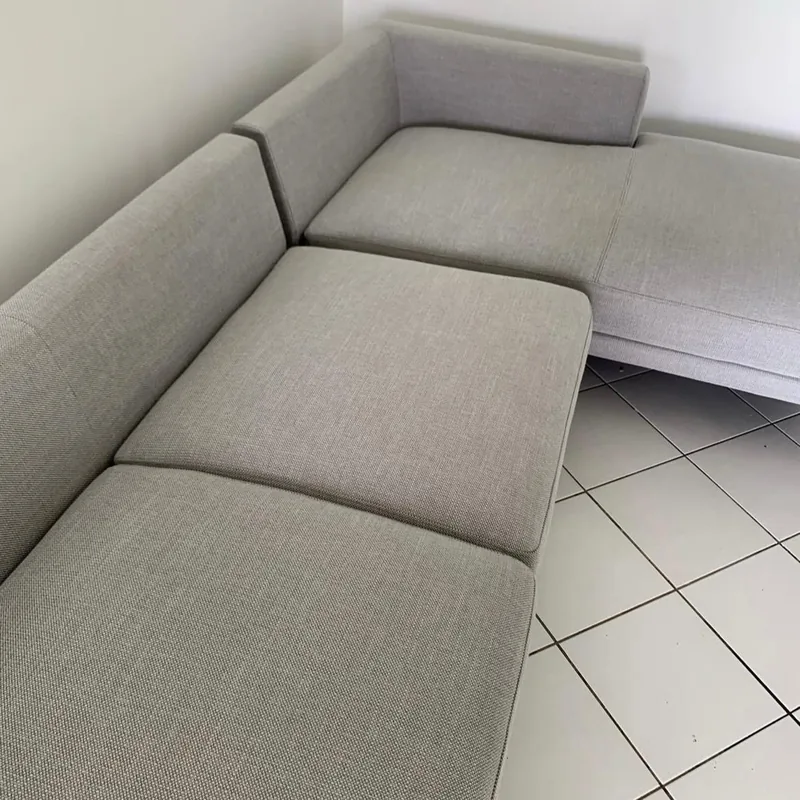 Le même canapé d'angle gris, tissu propre et uniforme après nettoyage