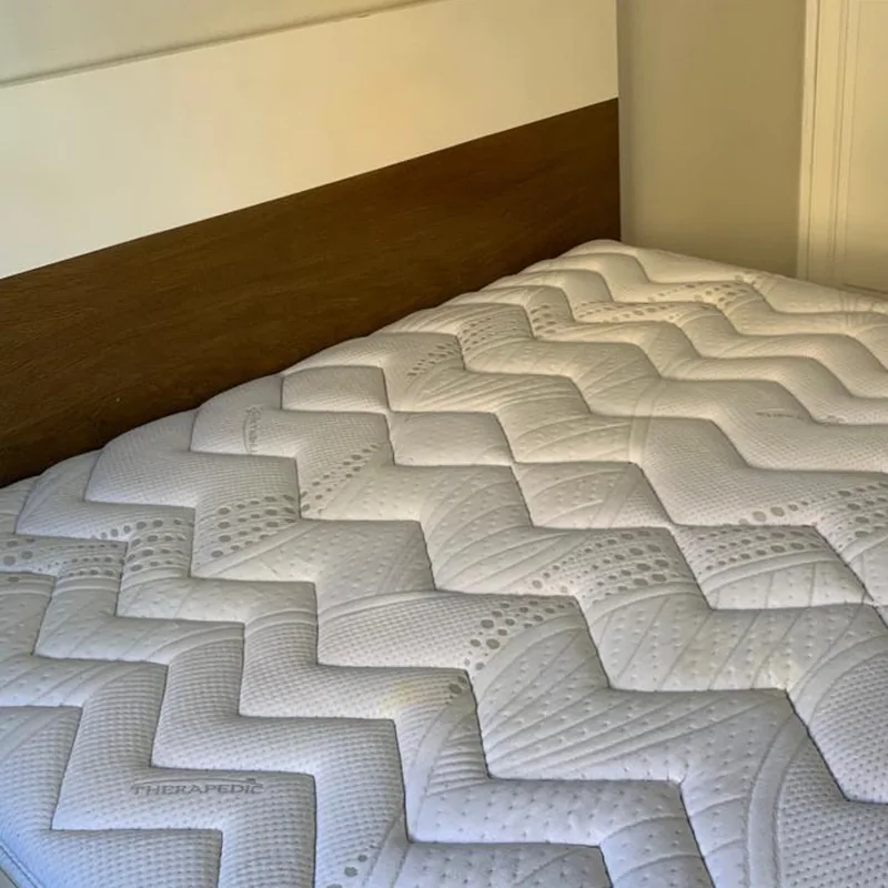 Le même matelas, blanc et assaini après nettoyage par extraction