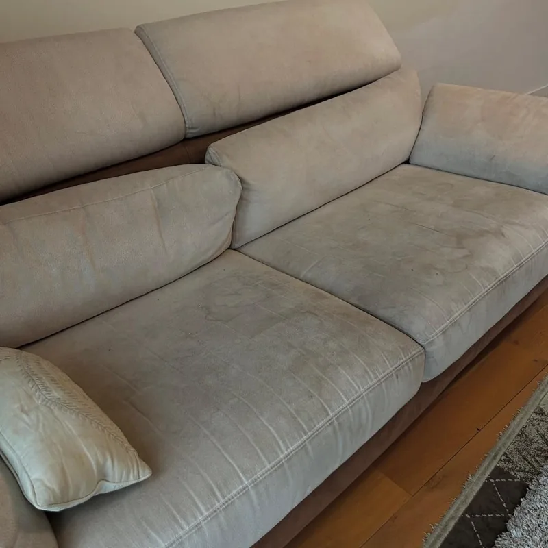 Canapé beige en microfibre avec assises tachées, avant nettoyage